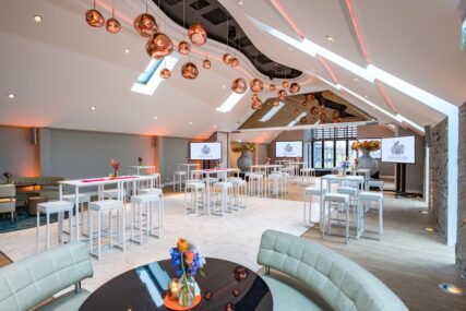 Binnenlocatie met moderne inrichting en designverlichting op Green Village voor Power Up Life 2025