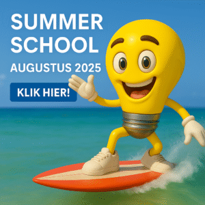 Gele gloeilamp surft op zee met tekst ‘Summer School Augustus 2025 – Klik hier!’