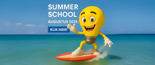 Gele gloeilamp surft op zee met tekst ‘Summer School Augustus 2025 – Klik hier!’