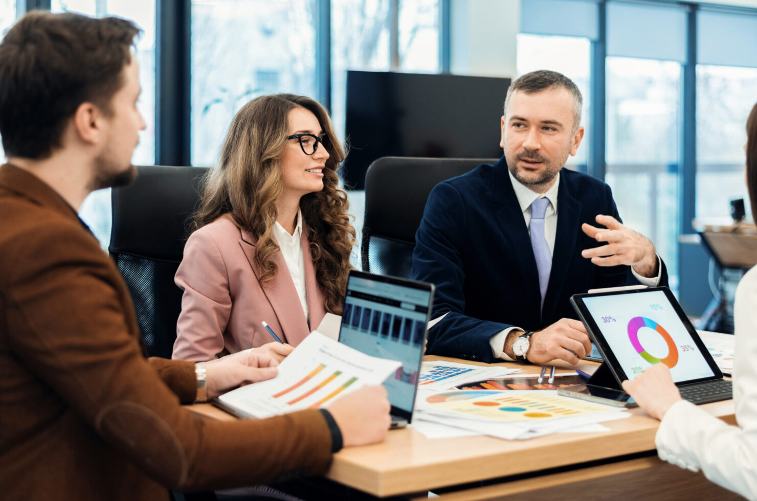 Consultant van Get Responsive in gesprek met een klant over data-gedreven groei met Power BI.
